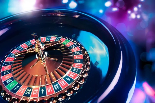 Live dealer at Bikini Paradise roulette table on tantoto streaming in HD